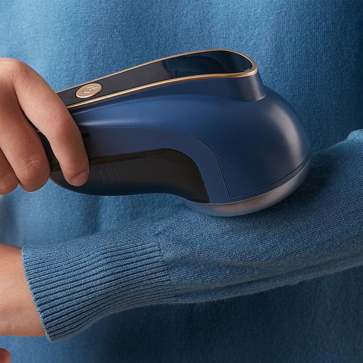 Rechargeable Fabric Shaver with Six Blades and a Large Lint Chamber - Image 4